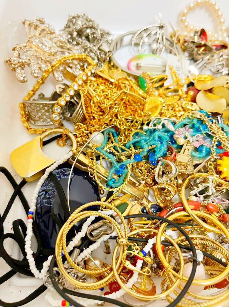 AVON アクセサリー セット ネックレス イヤリング 腕時計　指輪　ブローチ アクセサリー ネックレス リング イヤリング 指輪 ブレスレット