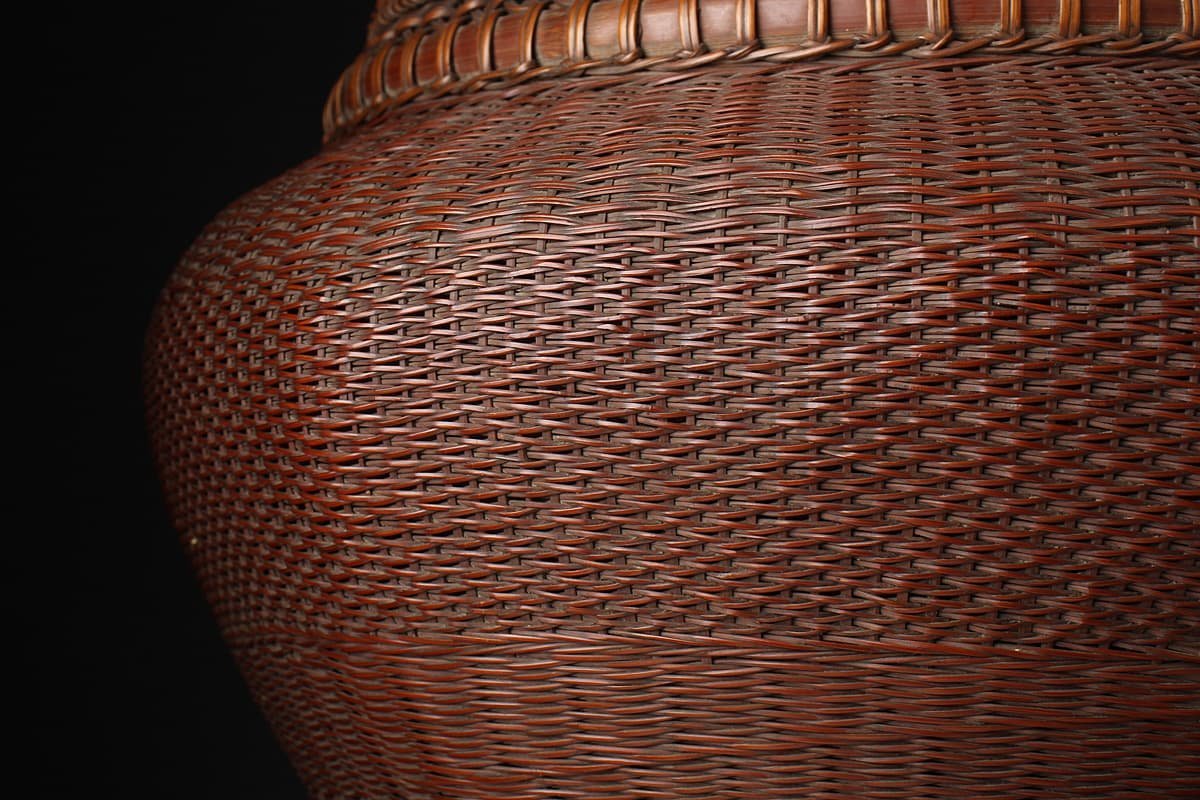 ED400 小管竹堂 作 煤竹 竹網代編六角形花籠 高25.5cm 竹落し付 細竹編籠花入 竹編籠花入 竹編花籃 花篭 茶道具(木工、竹工芸 ...