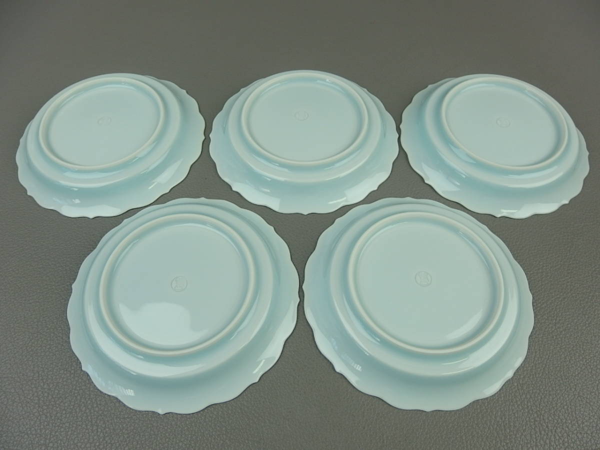新品未使用　蓮の花彫刻 青白い陶器の皿　塚本快示　人間国宝5枚　　13㎝ 新品未使用 蓮の花彫刻 青白い陶器の皿 塚本快示 人間国宝5枚 13
