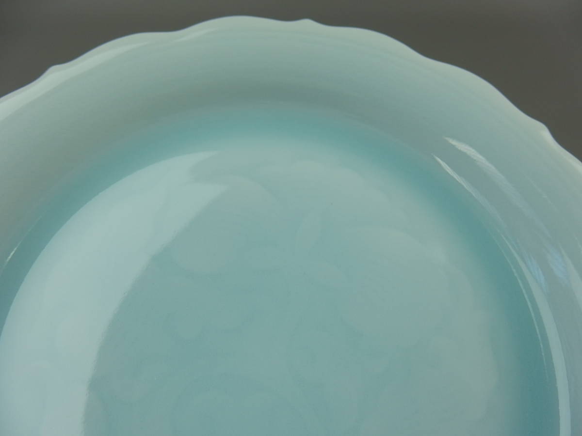 新品未使用　蓮の花彫刻 青白い陶器の皿　塚本快示　人間国宝5枚　　13㎝ 新品未使用 蓮の花彫刻 青白い陶器の皿 塚本快示 人間国宝