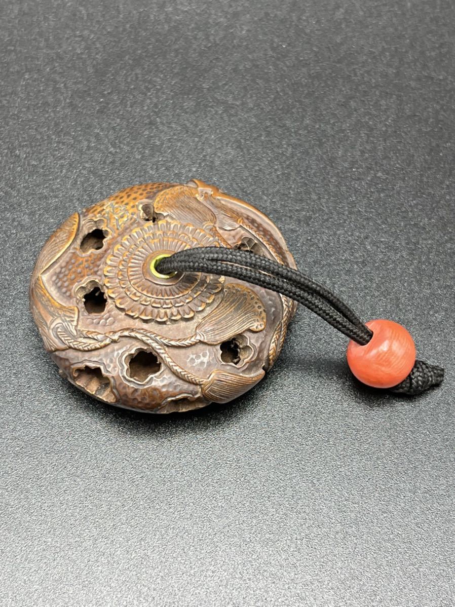 在銘 黄楊彫 透かし 珊瑚玉付き饅頭根付 柘植 根付 彫刻 提げ物 置物