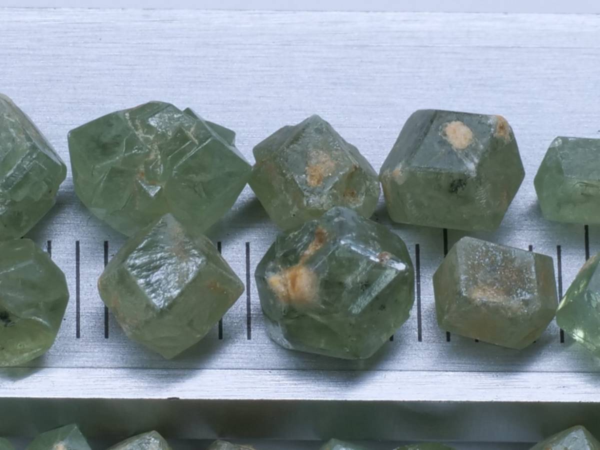 グリーンガーネット（デマントイド？）の母岩付き原石（パキスタン産