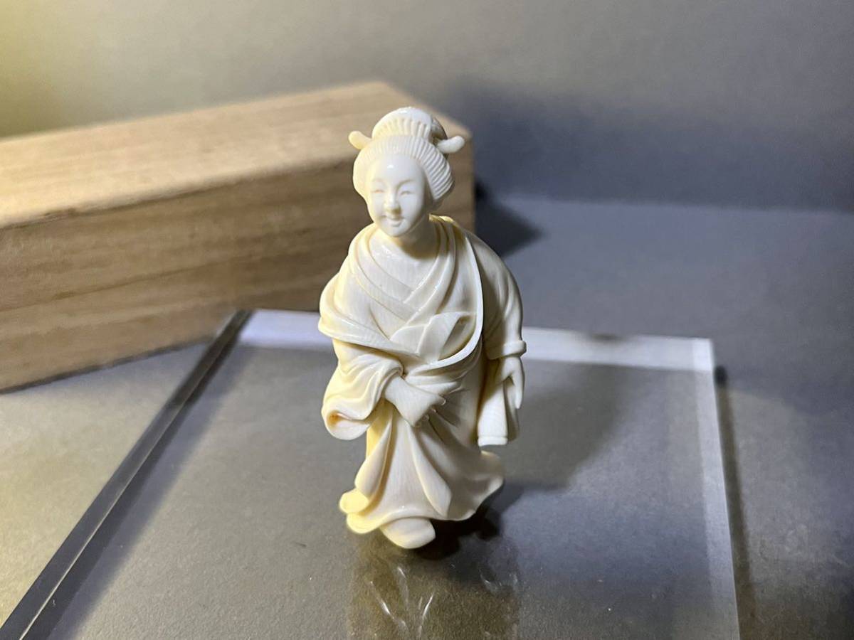 元禄美人 着物女性 牙彫 彫刻 置物 検）根付 骨董収蔵・鹿角彫刻・根付悪僧