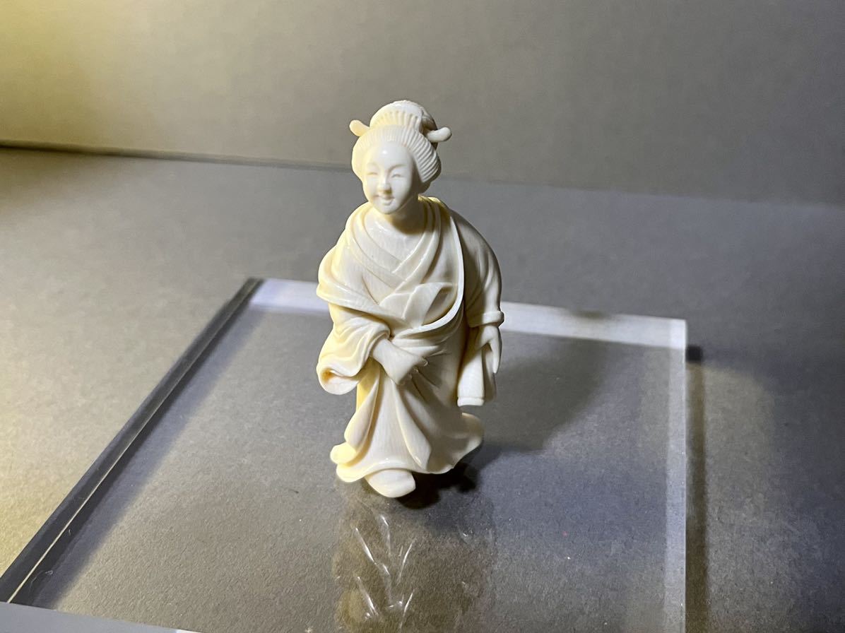 元禄美人 着物女性 牙彫 彫刻 置物 検）根付 骨董収蔵・鹿角彫刻・根付悪僧