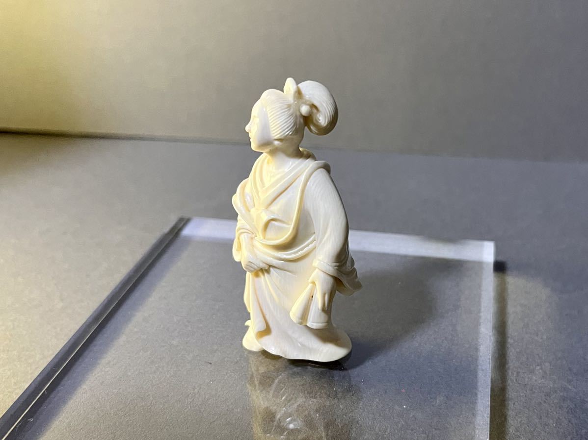 元禄美人 着物女性 牙彫 彫刻 置物 検）根付 骨董収蔵・鹿角彫刻・根付悪僧