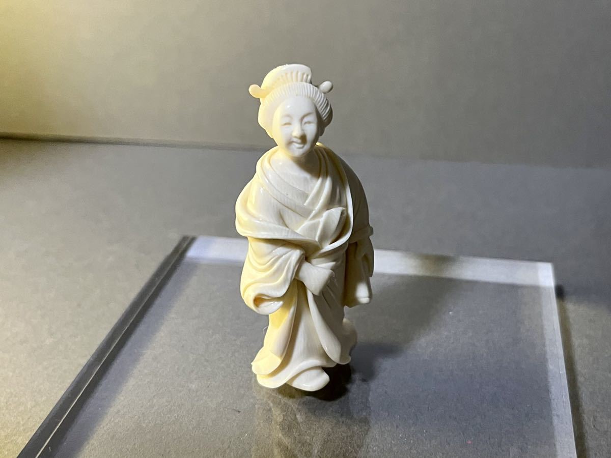 元禄美人 着物女性 牙彫 彫刻 置物 検）根付 骨董収蔵・鹿角彫刻・根付悪僧