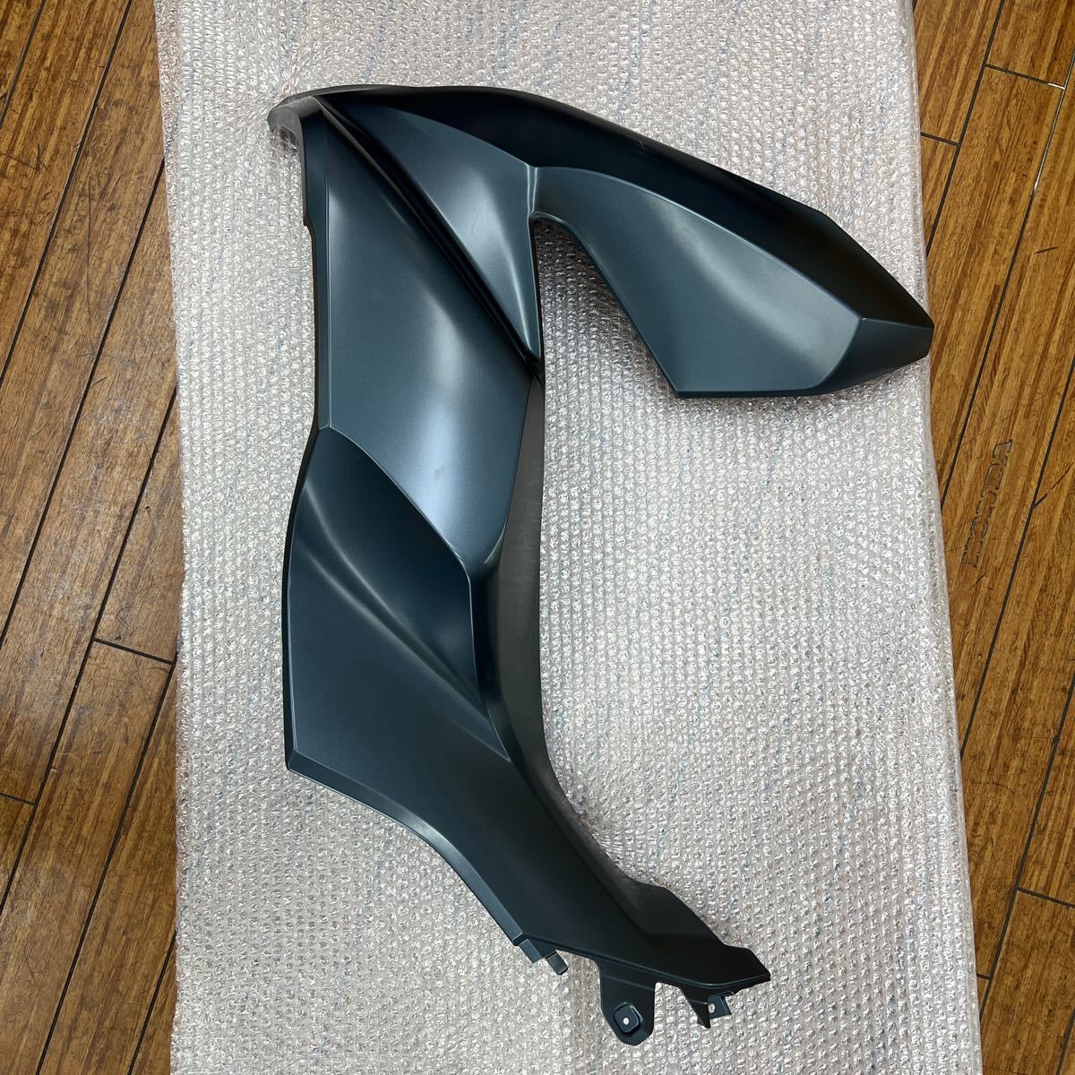 中古】 ホンダ PCX JK05 純正 左 フロント サイドカバー 品番：64502