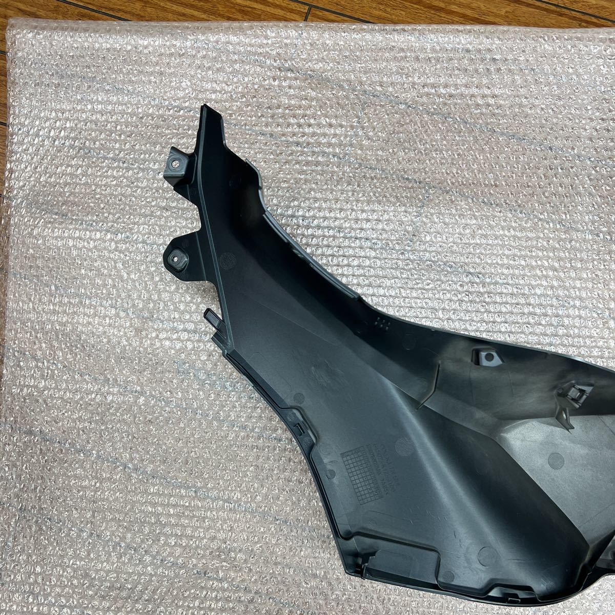 中古】 ホンダ PCX JK05 純正 左 フロント サイドカバー 品番：64502