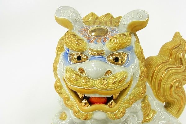 A017-Y12-2108 九谷焼 八幡窯 須栄 作 玉乗り獅子 シーサー 高さ約28cm