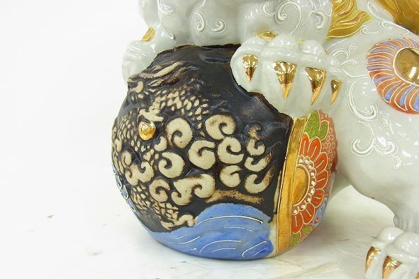 A017-Y12-2108 九谷焼 八幡窯 須栄 作 玉乗り獅子 シーサー 高さ約28cm