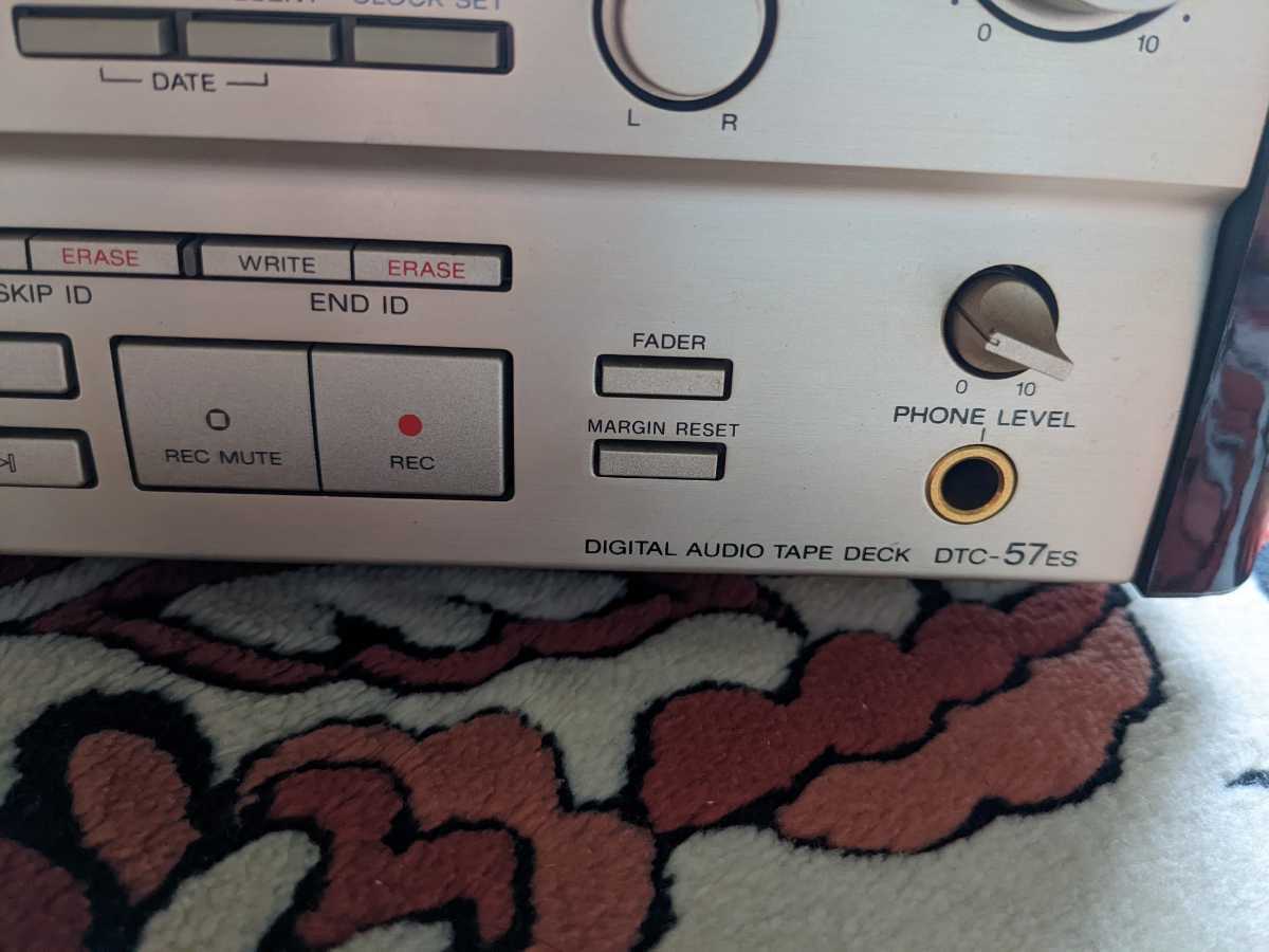 【ジャンク品】ソニー SONY DAT デッキ DTC-57ES本体・リモコン SONY ソニー DTC-57ES DATデッキ リモコンあり 動作未確認ジャンク品