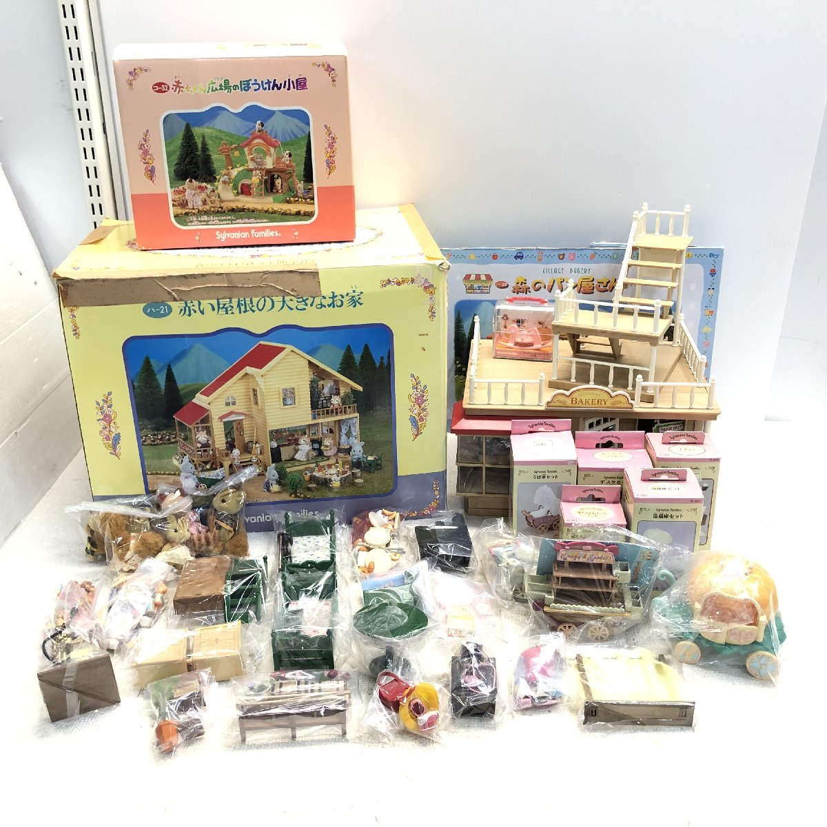 定番人気，格安 &sect; B44683 シルバニアファミリーまとめ売り 赤い屋根の大きなお家 森のパン屋さん 赤ちゃん広場の冒険小屋 その他付属品多数 品(シルバニアファミリー)｜売買されたオークション情報、yaho シルバニアファミリー