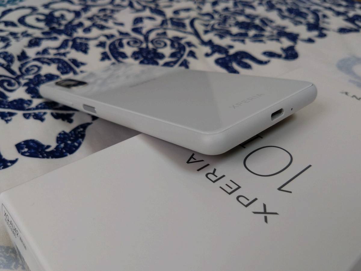 美中古】Xperia 10 II（XQ-AU42）ホワイト SIMフリー【USED】 II