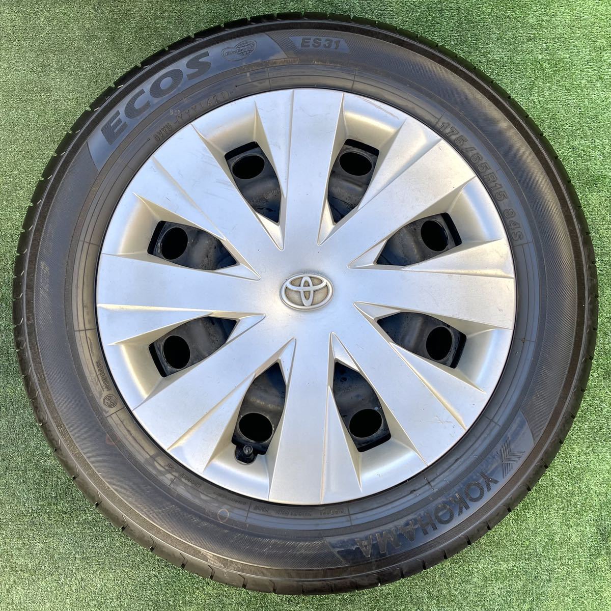 トヨタ アクア 純正 15インチ ホイール＆YOKOHAMA 2021年製 175/65R15 4本セット★ヴィッツ bB ポルテ シエンタ スペイド 等にも トヨタ 15インチ アクア ホイールセット 175&frasl;65R15公式 +40