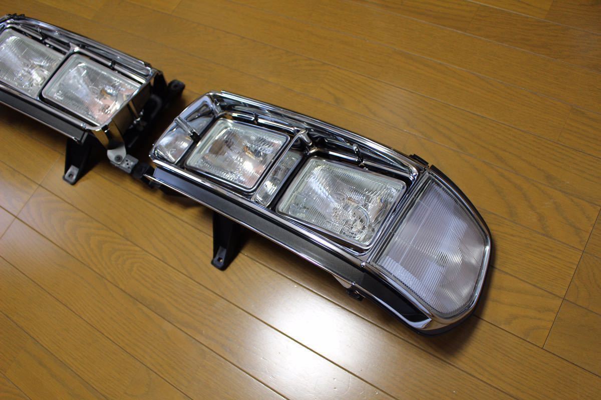 ランクル80 トヨタ純正　輸出用　角目4灯ヘッドライト 希少 ランクル80 トヨタ純正 角目 輸出用ヘッドライト 角目4灯