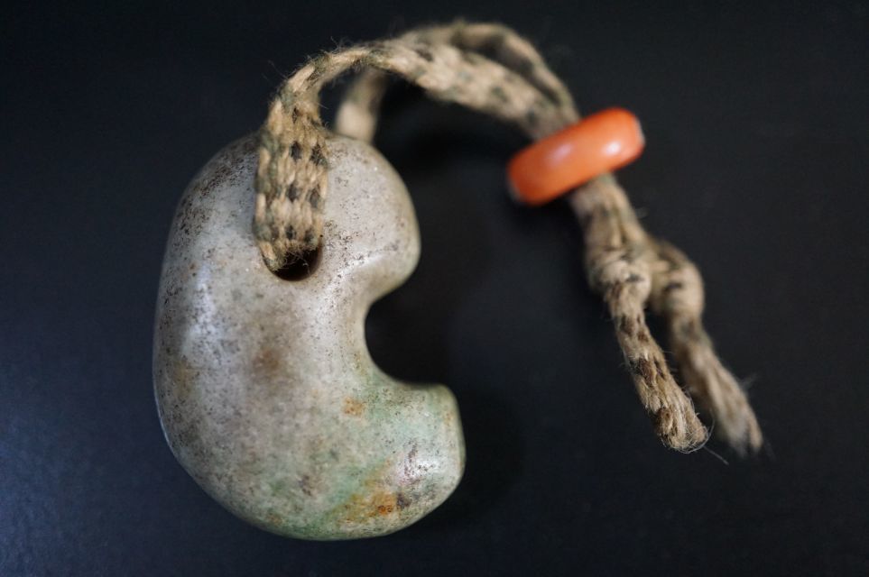 c397-1 古代 翡翠勾玉と珊瑚緒締玉 弥生 縄文 古墳時代