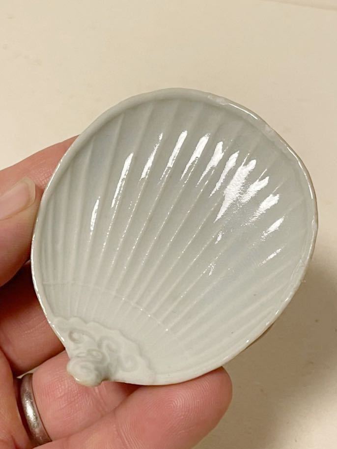 盛夏の名残りを感じて 江戸中期 古伊万里白磁 珍しいうちわ型の豆