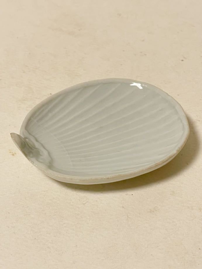 盛夏の名残りを感じて 江戸中期 古伊万里白磁 珍しいうちわ型の豆