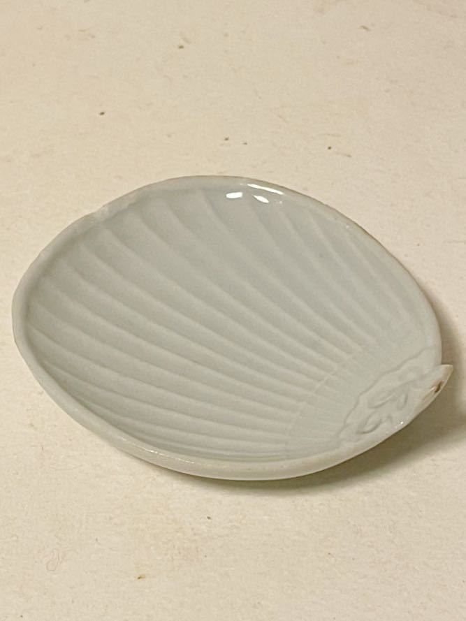 盛夏の名残りを感じて 江戸中期 古伊万里白磁 珍しいうちわ型の豆