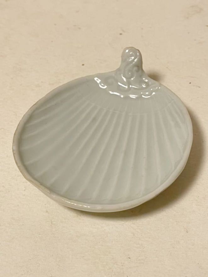 盛夏の名残りを感じて 江戸中期 古伊万里白磁 珍しいうちわ型の豆