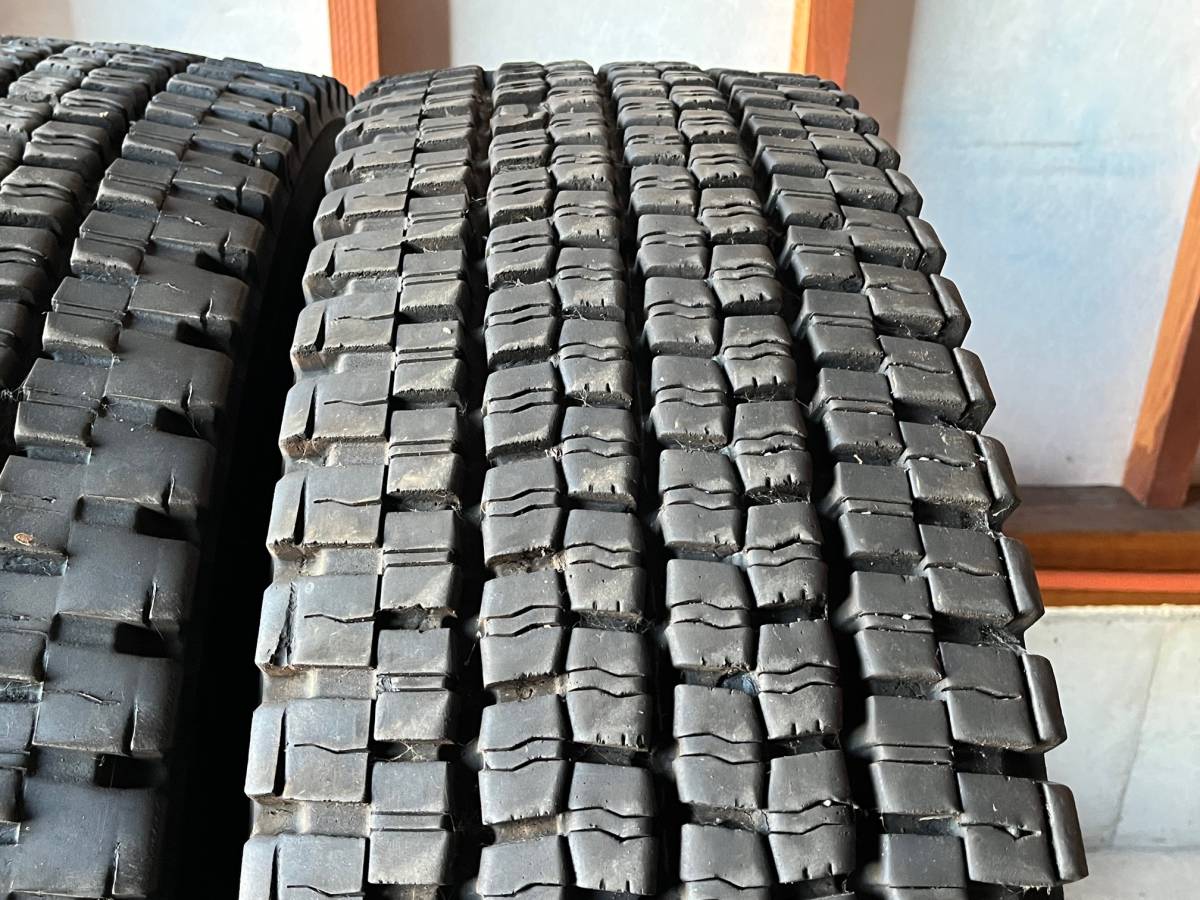 A192　11R22.5　ダンロップ　スタッドレス　2本　偏摩耗有り　小傷有り 11R22.5 14PR ダンロップ スタッドレス タイヤ SP001 2本 2020年製