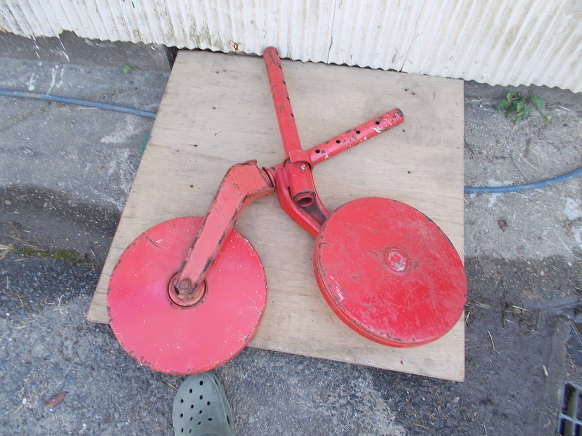 トラクターロータリー尾輪・赤・中古・引取りも可能(尾輪左右セット)