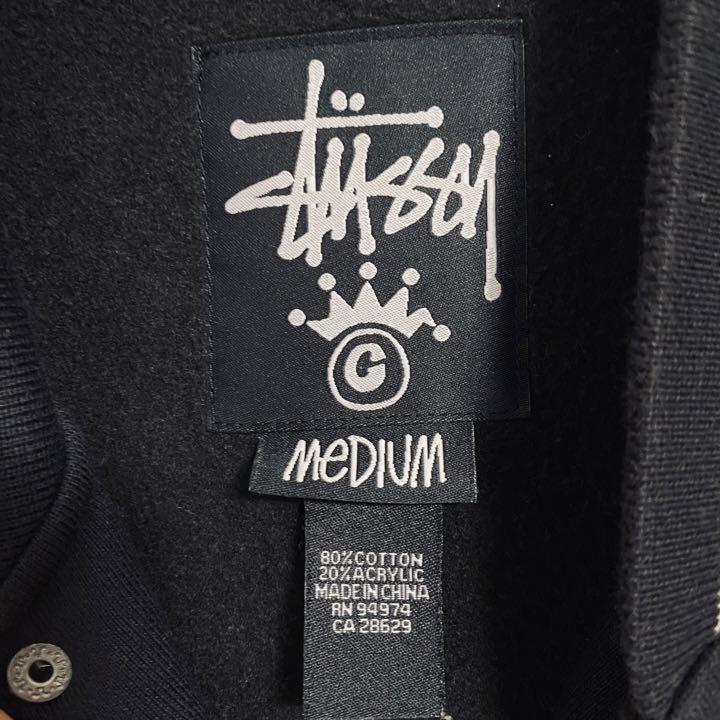 【人気デザイン】STUSSY ステューシー　スタジャン　刺繍ロゴ　ビッグロゴ　定番カラー　ストリート　レア　トレーナー　一点物 スタジャン ステューシー 刺繍ロゴ 大人気デザインステューシー ビックロゴ 希少デザインステューシー☆パイルSロゴ刺繍ロゴ入りスウェット