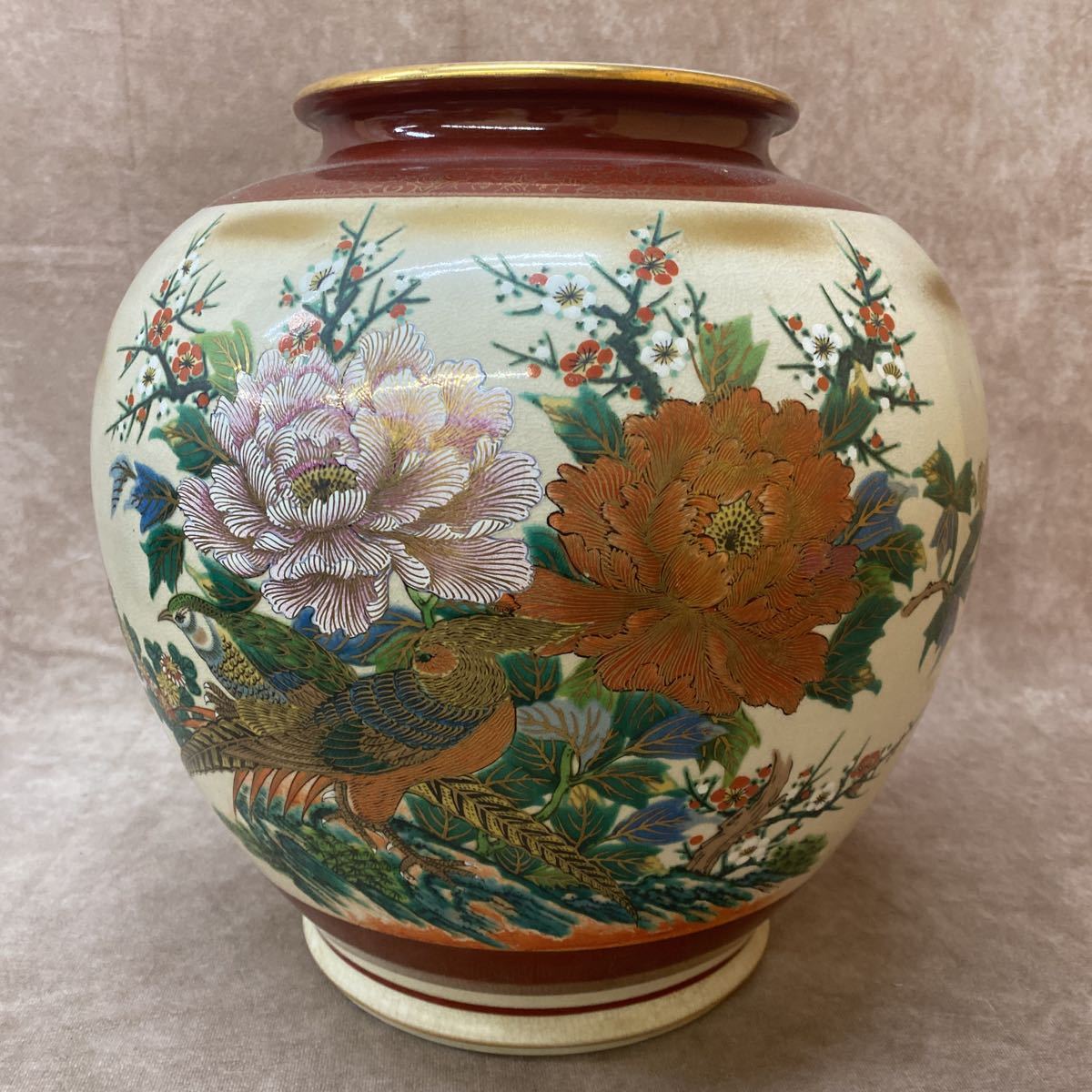 九谷陶彩 牡丹花と鳥の装飾 陶器の花瓶 九谷陶彩 牡丹花と鳥の装飾 陶器の花瓶 九谷陶彩 牡丹花と鳥の装飾