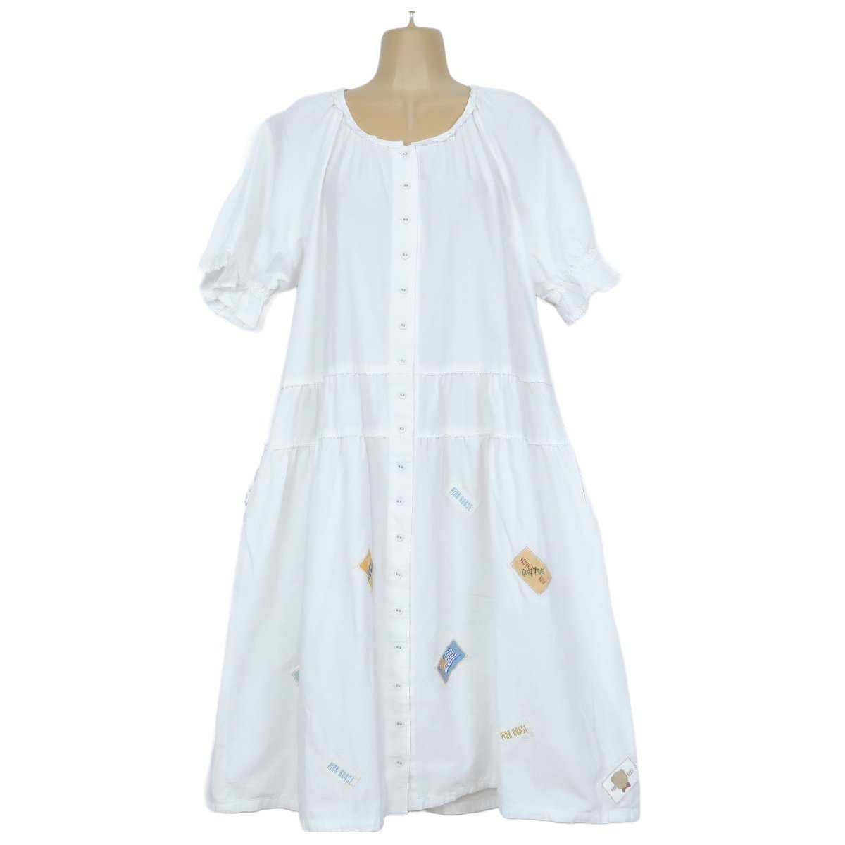 Pink House Timeless ありがとうを贈るギフト 表参道店」11&frasl;23(木・祝) 50周年記念展』を代官山で開催 【美品！】PINK HOUSE★2021年㈱メルローズ♪レイヤードスタイルに！ネームワッペンいっぱい ワンピース 夏秋 白系 羽織にも z748