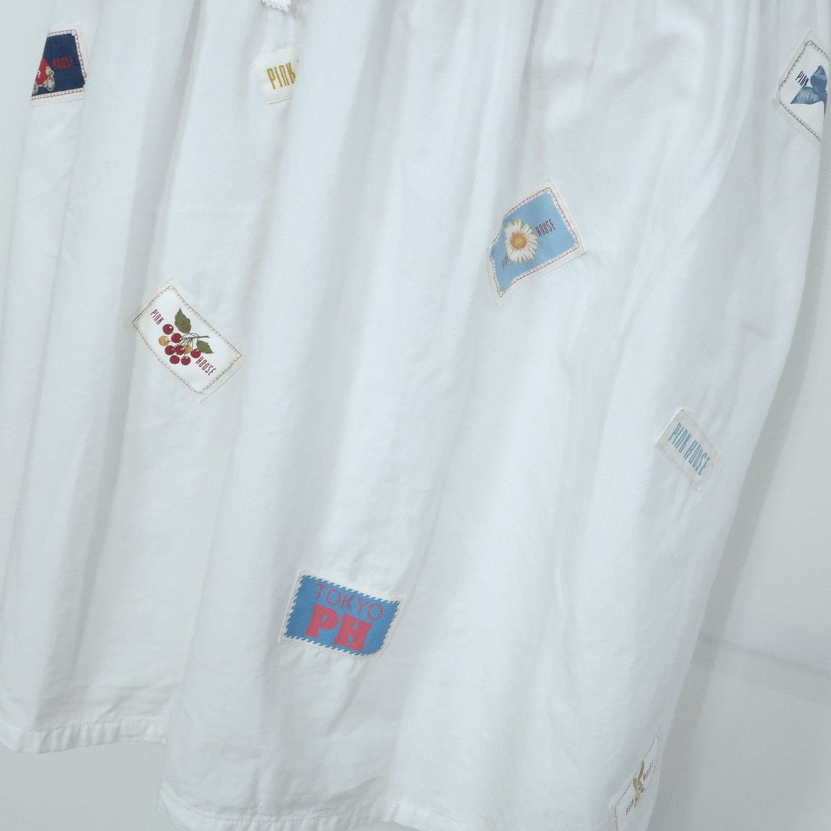 Pink House Timeless ありがとうを贈るギフト 表参道店」11&frasl;23(木・祝) 50周年記念展』を代官山で開催 【美品！】PINK HOUSE★2021年㈱メルローズ♪レイヤードスタイルに！ネームワッペンいっぱい ワンピース 夏秋 白系 羽織にも z748