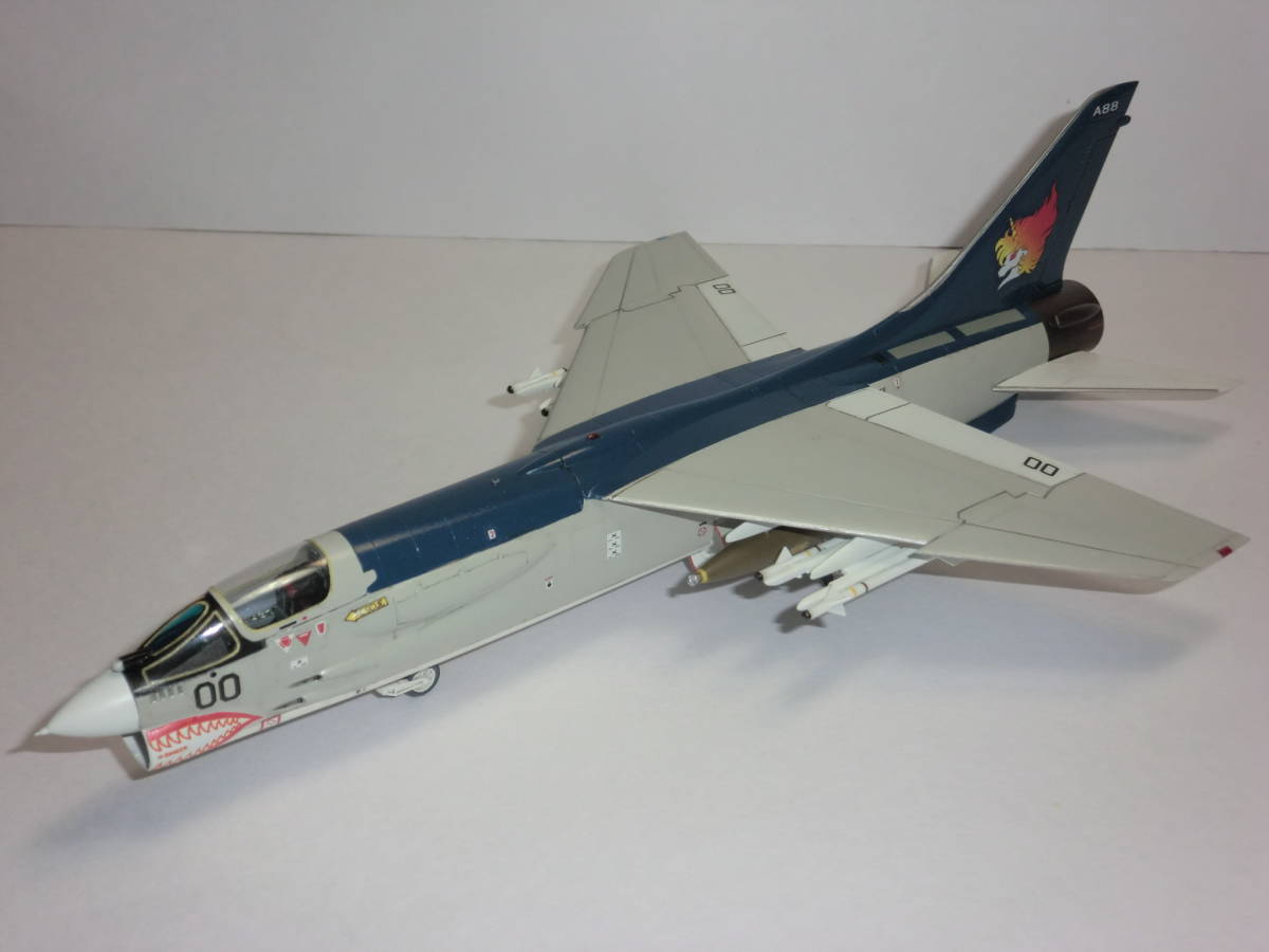 完成品 ハセガワ1/72 F-8E クルセイダー エリア88 「風間 真」　