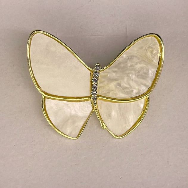 蝶モチーフ×天然シェル×5ACZダイヤ　ブローチ　白蝶貝　最高品質