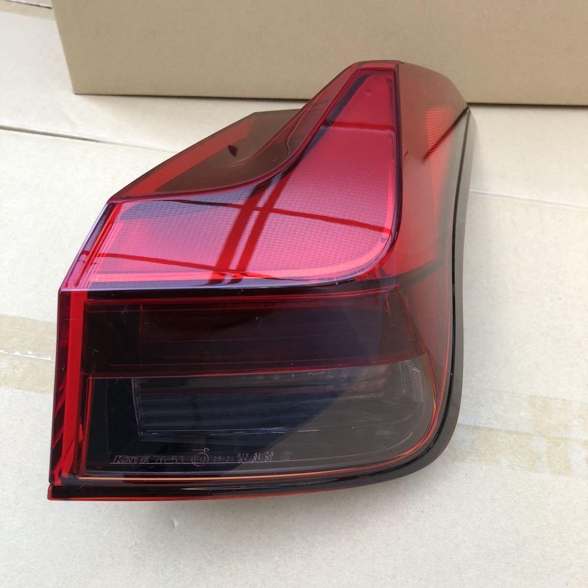 超美品 レクサス UX 10系 右 外側 テールランプ 81551-76371 UX200 UX250h