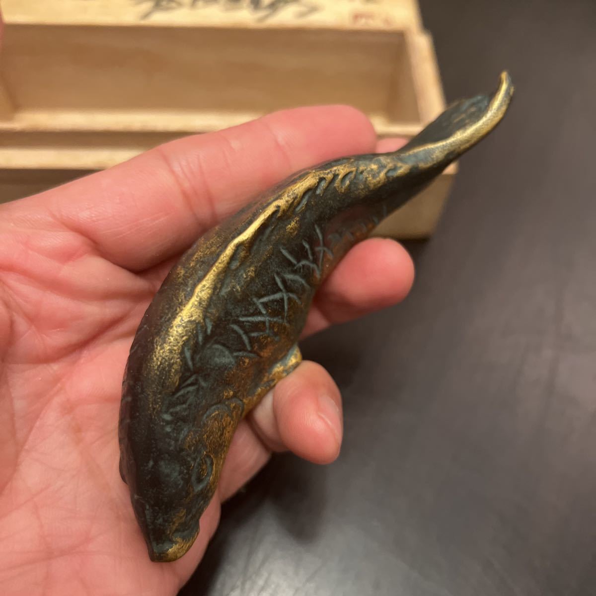 1902 彫塑家 北村西望 鮭寿恵帰 銅製 金彩 魚形文鎮 鮭置物 彫塑家 北村西望 鮭寿恵帰 銅製 金彩 魚形文鎮 鮭置物 鮭