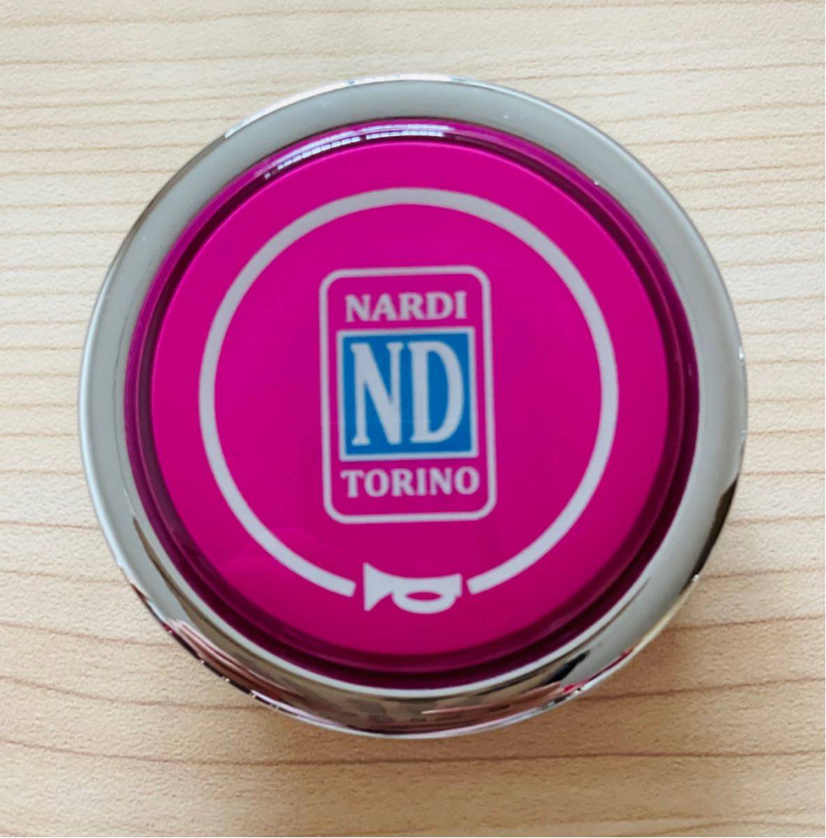 MOMO モモ ホーンボタン正規品/ハンドル/ステアリング/ナルディ/NARDI NARDI ナルディ ホーンボタン 未使用品momo サイズ 珍しい ピンク色