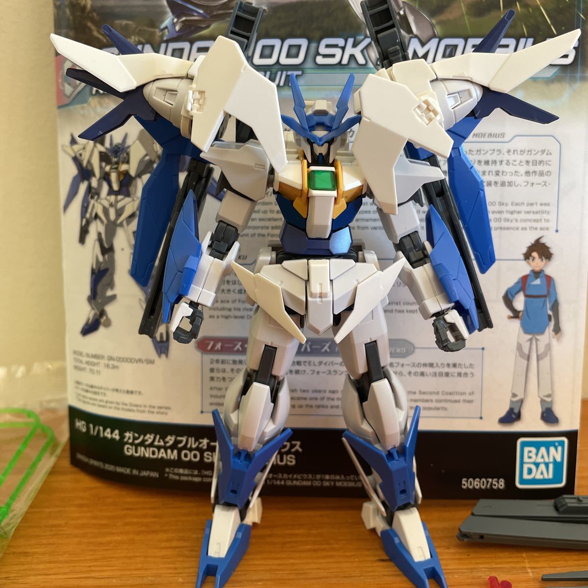 組立済 HG ガンダム ダブルオースカイメビウス ガンプラ 完成品 ビルド