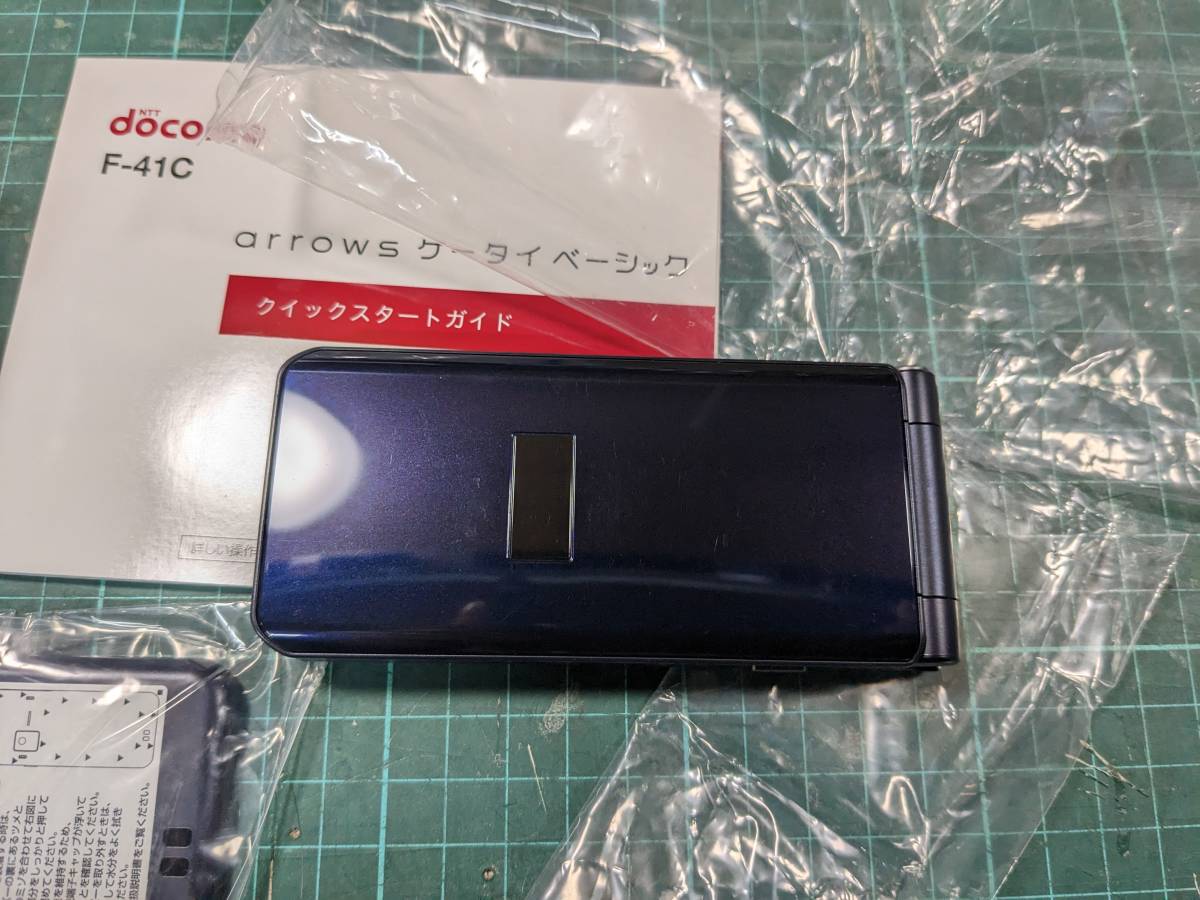 中古美品 docomo arrows ケータイベーシック F-41C ネイビー (携帯電話