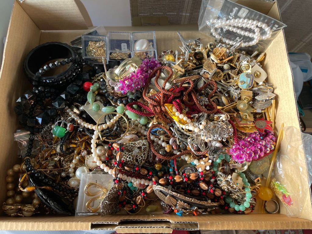 【大量】アクセサリー 3キロ以上 タイピン カウス ネックレス ペンダント 指輪 ブレス メンズ レディース　中古 まとめて　