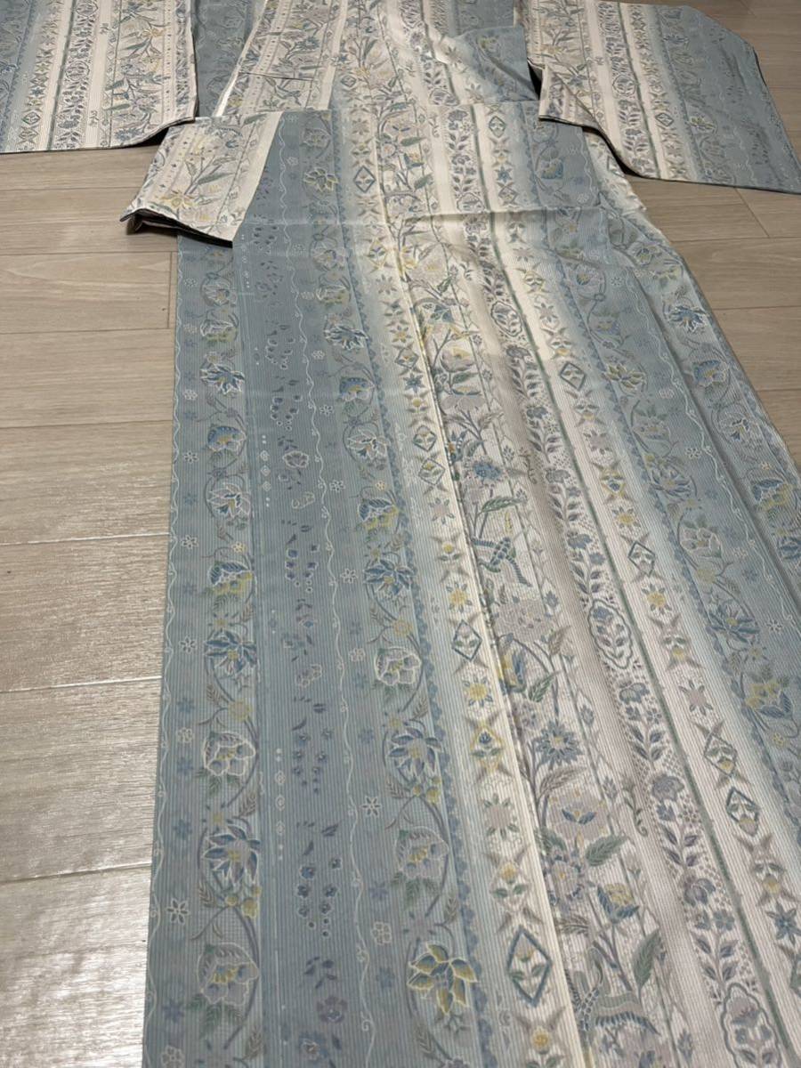本年最初の高級品コレクションを開催いたします！未使用・しつけ付き！伝統的工芸品　本場縞大島紬 染めの花鳥総柄が素晴らしい作品