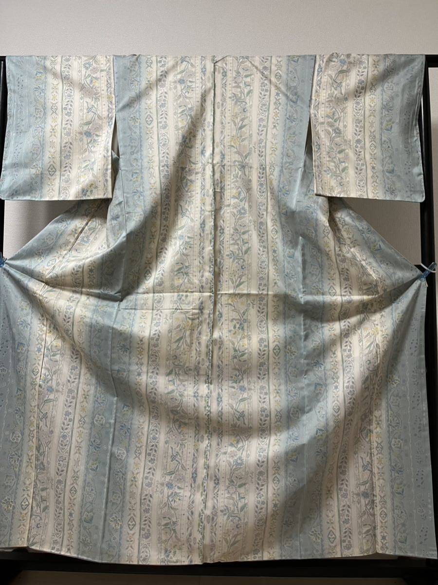 本年最初の高級品コレクションを開催いたします！未使用・しつけ付き！伝統的工芸品　本場縞大島紬 染めの花鳥総柄が素晴らしい作品