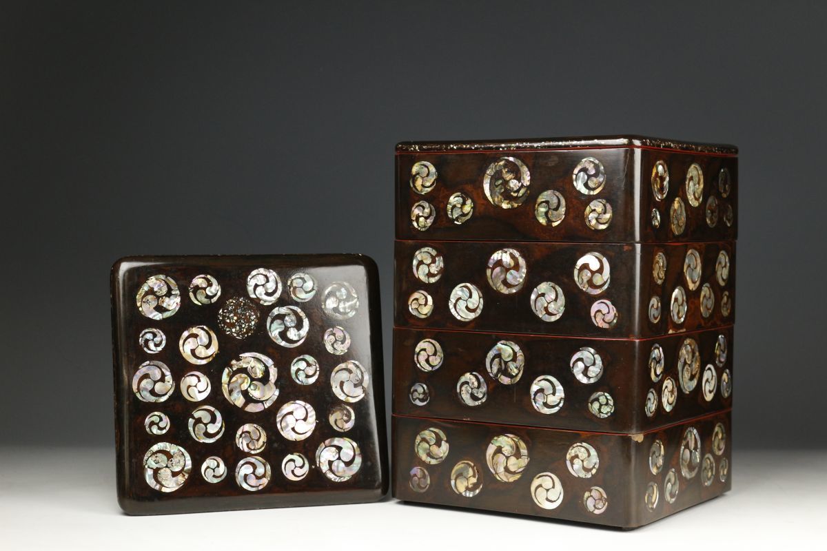 盃 蒔絵 金銀 螺鈿 漆器 三ツ組盃 古満 箱入り 時代 極稀少 LIG】時代 漆塗螺鈿細工 左三巴文四段重箱 二枚蓋 旧家蔵出品 [.QQ]12