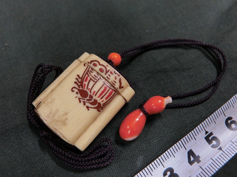 A0459 戦前 セルロイド 仁丹ケース 小さい印籠 本珊瑚の瓢箪型根付 計7g