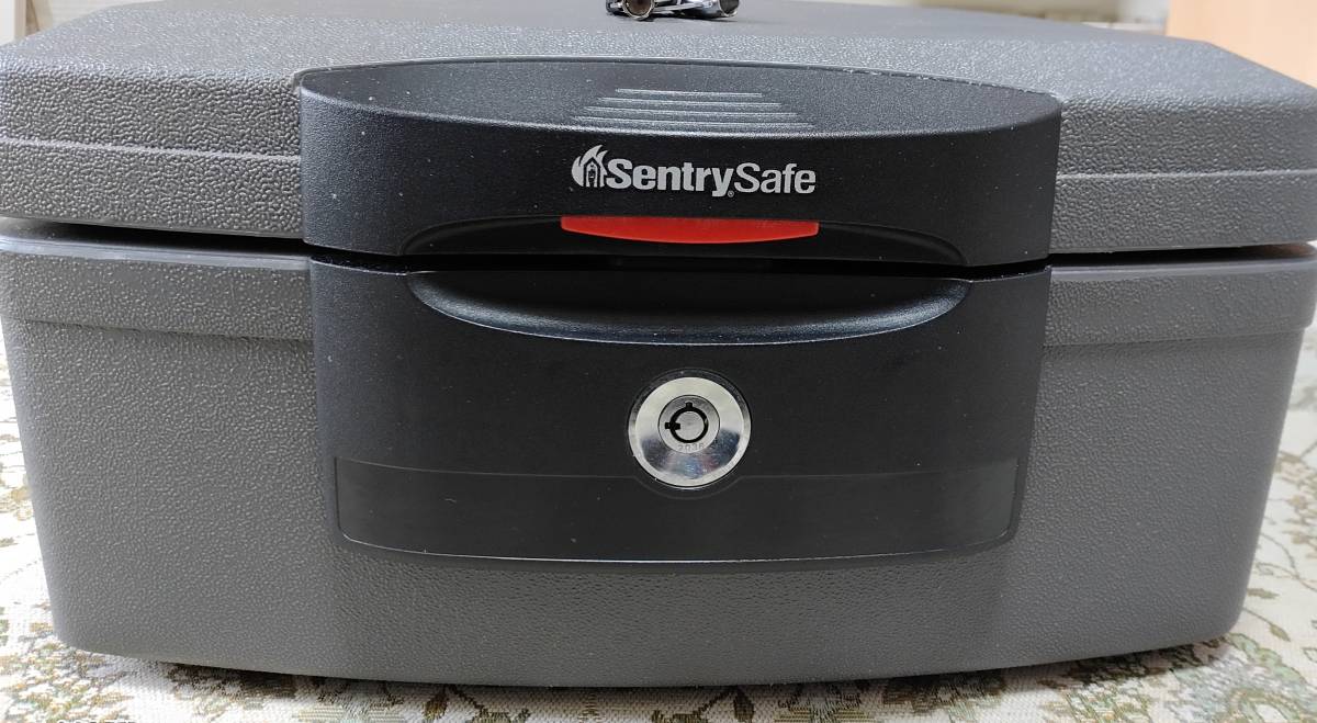 セントリー　ポータブル耐火・防水保管庫　フラットキープ式（H2300）