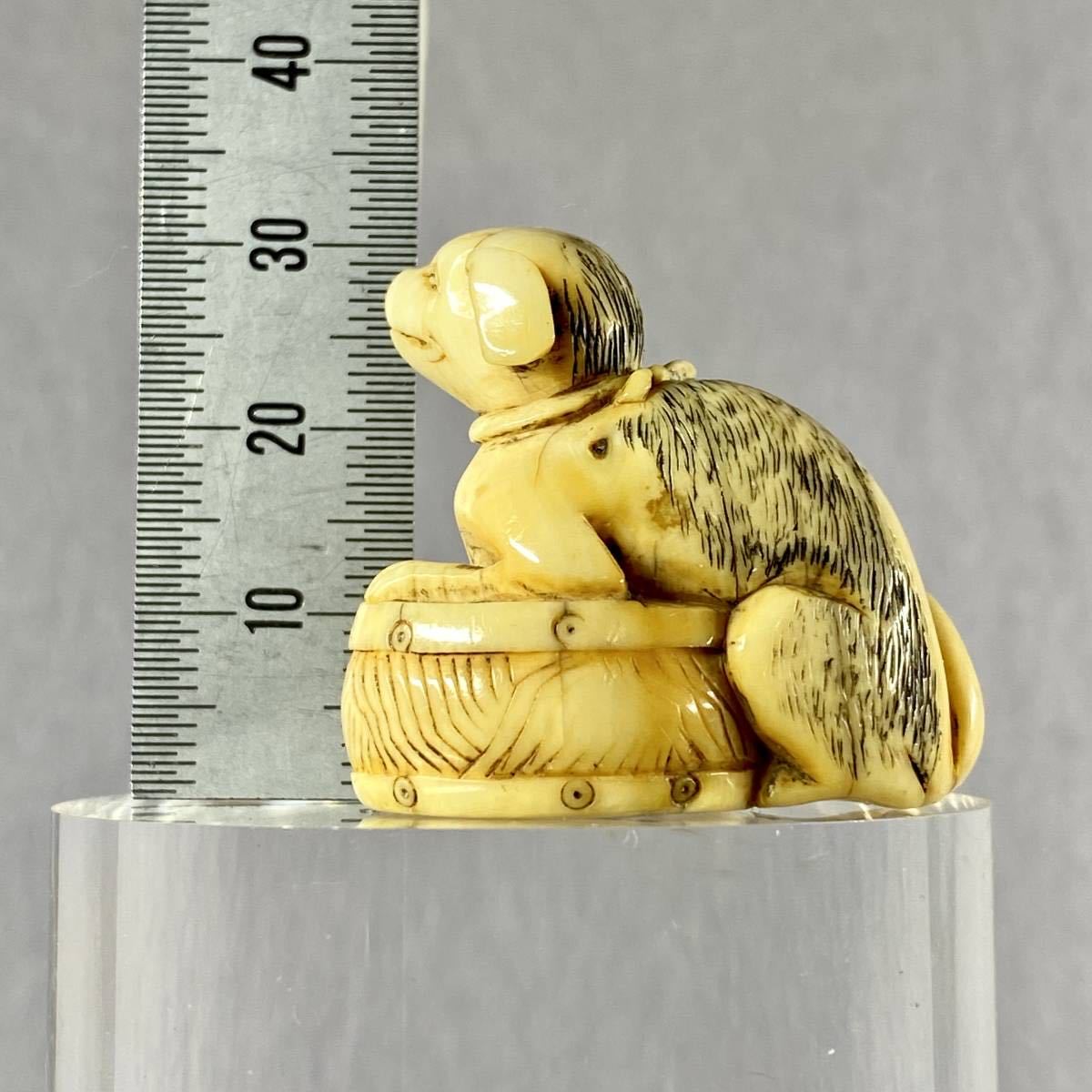 伏せをしている犬模様の根付 古根付 江戸時代 提げ物 煙草入れ 江戸