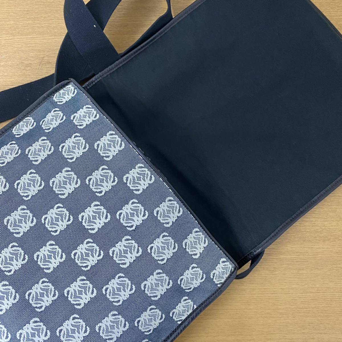 得価，新作登場 美品 LOEWE ロエベ ショルダーバッグ メッセンジャー 