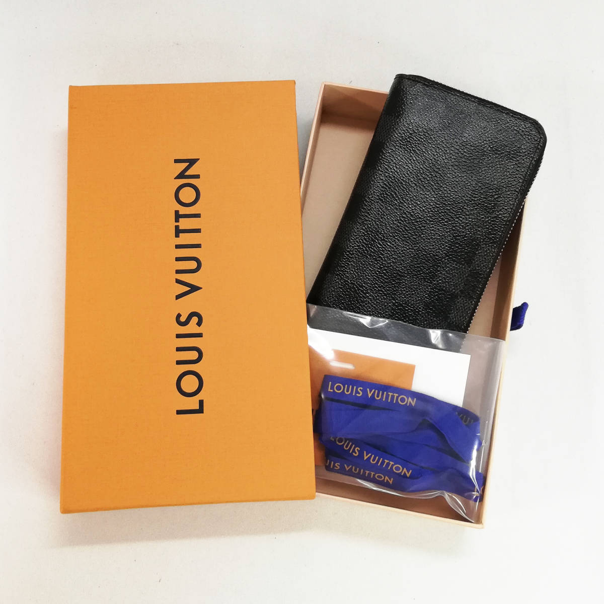 【美品級】ルイ・ヴィトン（グラフィット）ヴェルティカル　ジッピーウォレット　現行モデル　メンズ　レディース　N63095【送料無料】205