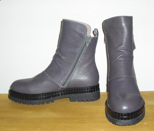 新品☆BUENO★高級本革製の厚底サイドファスナーブーツ☆グレイ☆23.5㎝
