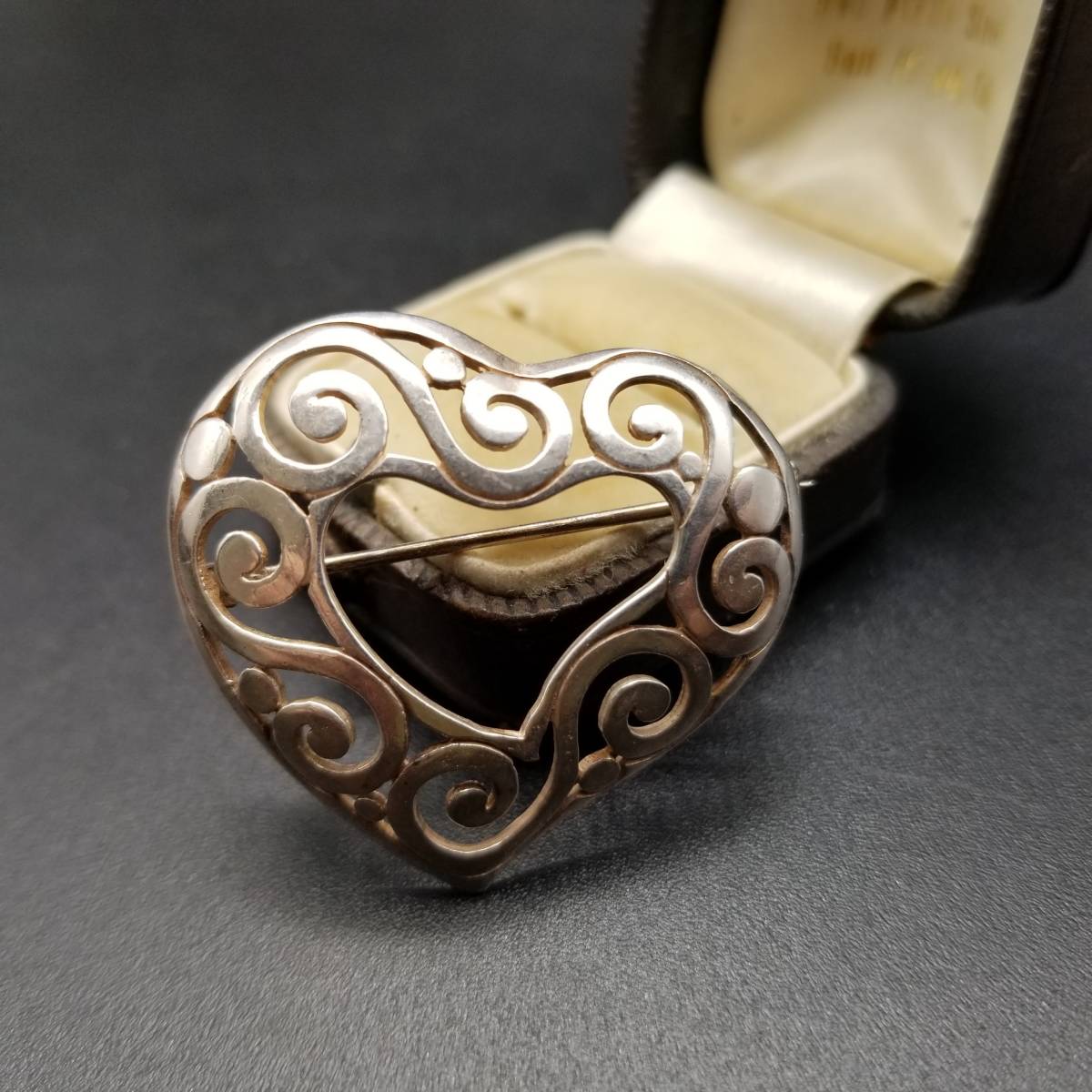 ハート オープンワーク 925 シルバー ヴィンテージ ブローチ 銀 ピン 銀細工 服飾小物 透かし 曲線 唐草模様 USA輸入 YMD1-11