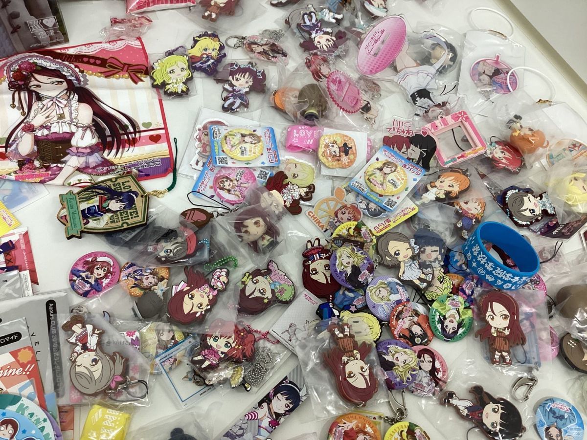 Free! フィギュア　アクキー　ラバスト 缶バッジ　ポーチ　バッグ　まとめ売り 現状】 ラブライブ グッズ まとめ売り 缶バッジ クリアファイル