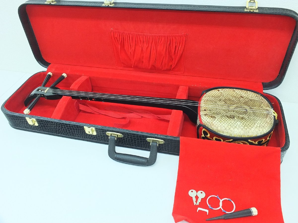 三線 ジャンク品 (一本糸切れ) 沖縄三味線 沖縄楽器 ケース つき 沖縄